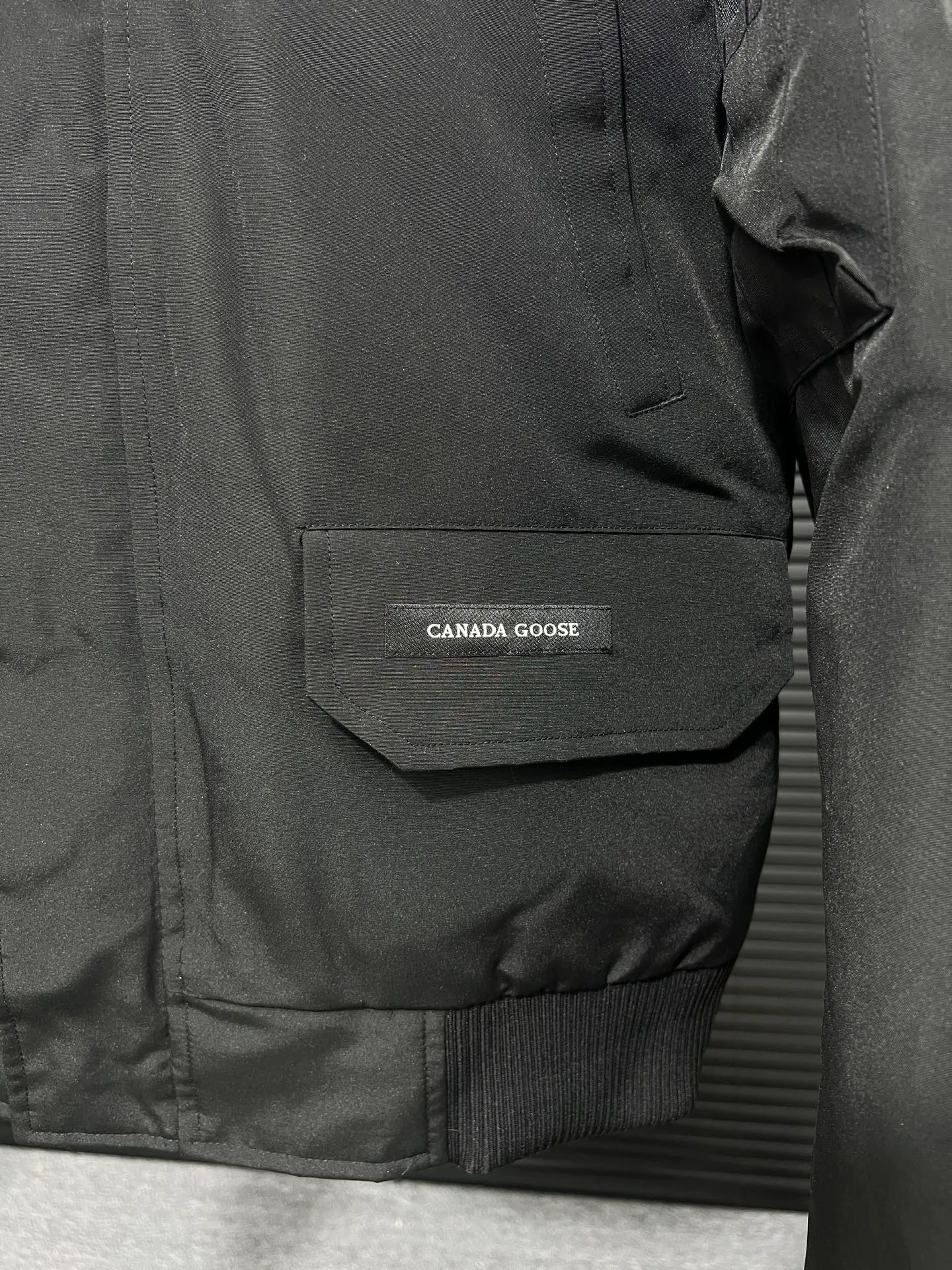 P720 🆕Top version! Comes with a tote bag! Chip version💰𝑪𝒂𝒏𝒂𝒅𝒂 𝑮𝒐𝒐𝒔𝒆/Canada Goose Chilliwack Goose 01 bomber jacket down! The top original replica version refers to the highest version in China currently (there is no one) ⚠️Note: There is no foundry in China! ! ! Saying it is original order, ZP goods, pure original goods, etc. is just a gimmick by some peers. Do not be deceived!  ⚠️Note: The latest version of this year’s authentic product has a strap (the latest version can be bought at the newly opened Galeries Lafayette Canada Goose counter in Beijing) ⚠️Note: (The authentic product does not have blue wash marks this year) Version comparison introduction 1⃣️Top replica: Made of 18-count polyester-cotton blended fabric imported from South Korea (authentic synchronized fabric), national standard 90 white duck down, western Canadian coyote hair 2⃣️Mid-range version: Made of domestically produced 21-count polyester-cotton fabric, 50% standard white duck down, Eastern Canada coyote hair, top original goose analysis Analysis 1 (wolf hair): All customers are guaranteed to receive a fur collar that is grayer than the original color. Each wolf hair is 55cm long and 14cm wide, all made from wild first-grade gray wolf skins in western Canada! Analysis 2 (Trademark): We use dyed embroidery thread to truly achieve 100% reproduction of the trademark, ensuring that the embroidery thread is exactly the same as ZP, with zero color difference and 100% reproduction of the map letters! (We can guarantee that no one in our industry is more attentive and professional than us!) Analysis 3 (fabric): As we all know, the Canada Goose ZP fabric in previous years was a 21-count polyester-cotton washed, calendered and brushed fabric that was relatively hard. Last year and this year, dozens of authentic products purchased were all made of 18-count pure cotton fabrics, and we finally decided to use 18-count polyester cotton! (ZP synchronized fabric) Analysis 4 (Accessories): Domestic exclusive version of Velcro, one to one Y-shaped double hook original Velcro, YKK zipper, exclusive original workmanship of washed threaded down jacket!  Authentic products are not 100% perfect and flawless. Authentic products also have velvet hair loss, and most of the authentic wolf fur is mainly eastern yellow wolf fur. (Because our wolf skins are all auctioned at the same auction house as authentic products) There is an auction list to prove it.  At the same time, I will teach you a trick: buy an authentic product from Tmall, buy a piece of clothing from a merchant you trust at the same time, and come back to compare the details. ⚠️ Remember you get what you pay for! Don't be greedy for small gains, or you will suffer big losses! Color: Black Navy Beige Graphite Gray Royal Blue Size: XS S M L 54 120 84 79 140-160 XL 56 124 86 81 160-180 XXL 58 128 88 83 180-200